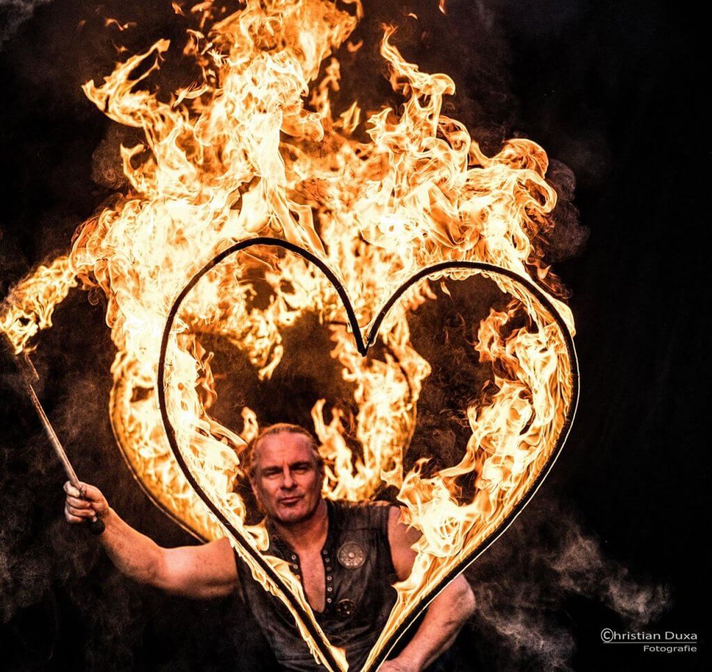 brennende Fackel Feuerherzen und die Hochzeit Rick