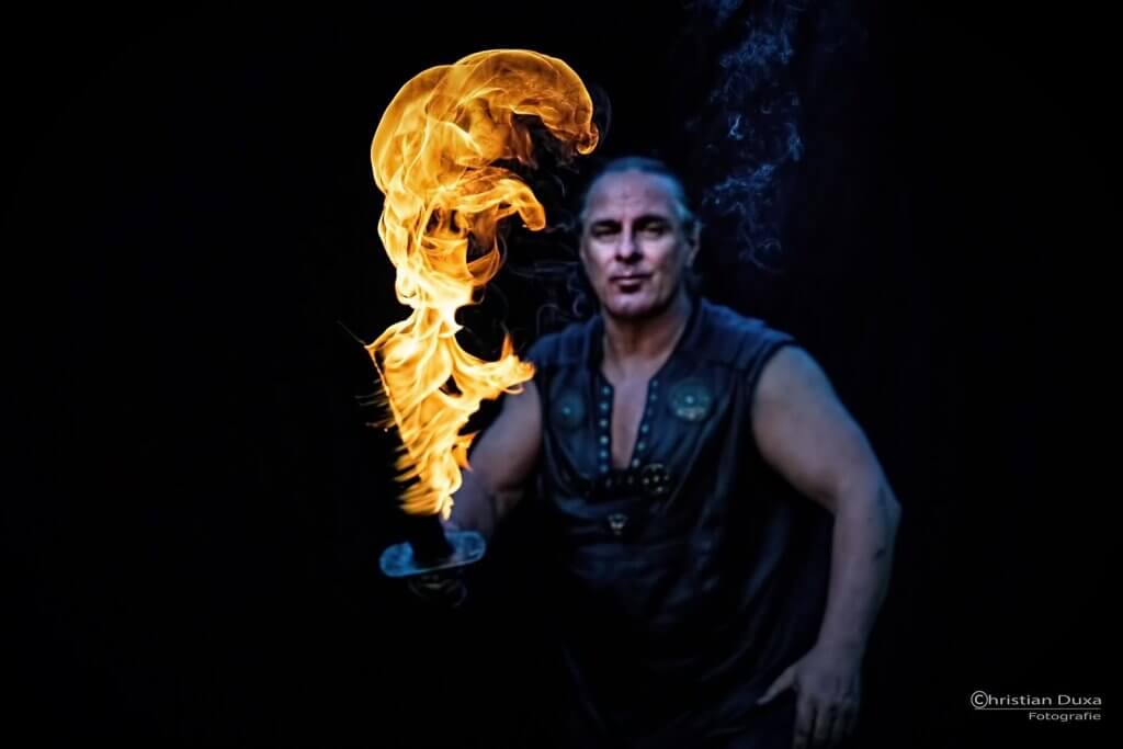 + Feuershow Rick und das brennende Schwert+