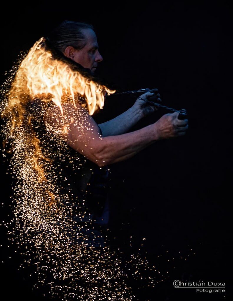 Feuershow Rick mit vielen Funken